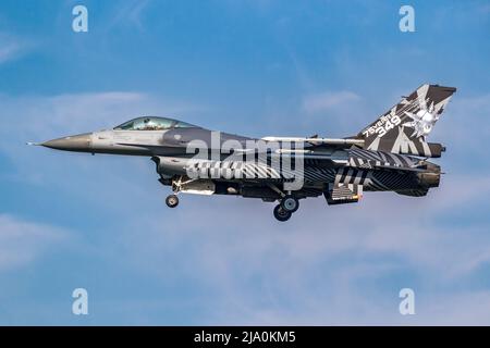 Speciale jet F-16 Fighting Falcon dipinto dall'Aeronautica militare belga che arriva alla base aerea di Leeuwarden. Paesi Bassi - 28 marzo 2017 Foto Stock