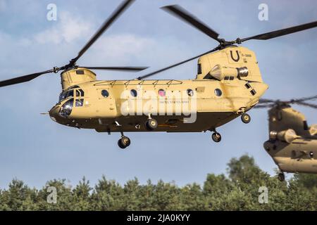 Il Boeing dell'esercito degli Stati Uniti CH-47F Chinook trasporta l'elicottero dal TAXI 4th fuori da Fort Carson, Colorado che declina dalla base aerea di Eindhoven, il Nether Foto Stock