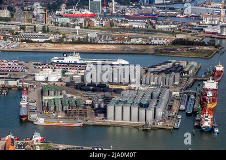 Vista aerea del Vopak Terminal Vlaardingen e DFDS Seaways nel porto di Rotterdam, Paesi Bassi Foto Stock