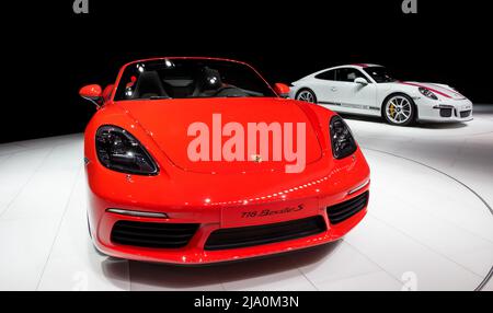 Porsche 718 Boxster S e una Porsche 911 R all'International Motor Show di Ginevra. Svizzera - 2 marzo 2016. Foto Stock