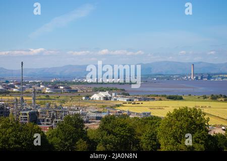 Grangemouth Refinery di proprietà di Ineos con la centrale elettrica di Longannet in lontananza. Foto Stock