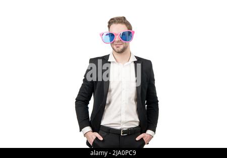 NERDY stravagante uomo dipendente sorriso in occhiali divertenti e vestito formale in piedi, nerd Foto Stock