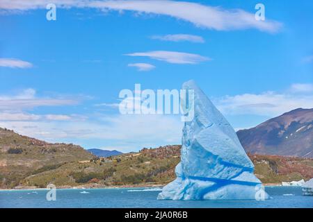 Un grande iceberg blu staccato dal ghiacciaio Perito Moreno nella baia del 'Canal de los Tempanos', il Parco Nazionale Los Glaciares, Santa Cruz, Argentina. Foto Stock