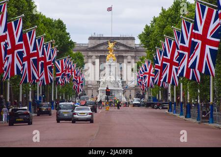 Londra, Inghilterra, Regno Unito. 26th maggio 2022. Le bandiere Union Jack decorano il Mall per il Giubileo del platino della Regina, segnando il 70th anniversario dell'adesione della Regina al trono. Il 2nd-5th giugno si svolgerà uno speciale weekend Platinum Jubilee esteso. (Credit Image: © Vuk Valcic/ZUMA Press Wire) Foto Stock