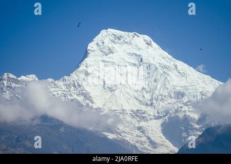 Splendida vista sul paesaggio delle montagne dell'Himalaya. Cime innevate. Trekking concetto in montagna Foto Stock