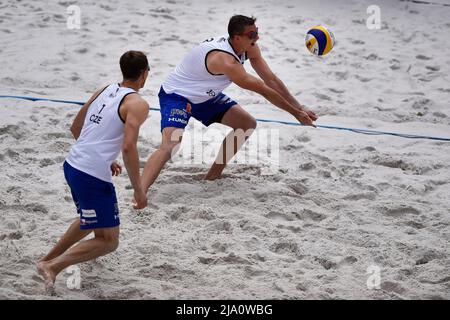 Ostrava, Repubblica Ceca. 26th maggio 2022. Dal ceco di sinistra Ondrej Perusic e David Schweiner in azione durante il torneo di Beach volley Pro Tour della categoria Elite a Ostrava, Repubblica Ceca, 26 maggio 2022. Credit: Jaroslav Ozana/CTK Photo/Alamy Live News Foto Stock