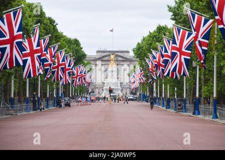 Londra, Regno Unito. 26th maggio 2022. Le bandiere Union Jack decorano il Mall per il Giubileo del platino della Regina, segnando il 70th anniversario dell'adesione della Regina al trono. Il 2nd-5th giugno si svolgerà uno speciale weekend Platinum Jubilee esteso. Credit: Vuk Valcic/Alamy Live News Foto Stock