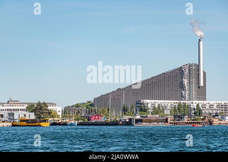 Amager Bakke, Slope o Copenhill, impianto di incenerimento, impianto di produzione di calore ed energia e impianto ricreativo a Copenaghen, Danimarca, con nave Foto Stock