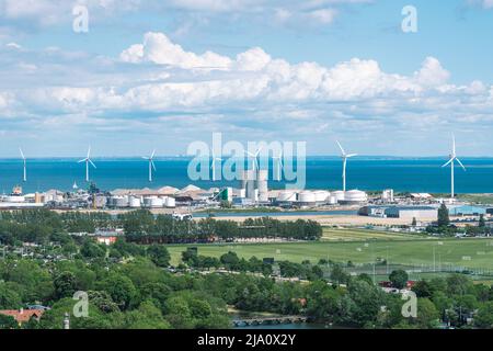 Veduta d'areale dell'energia delle turbine eoliche offshore in una fila nel Mar Baltico in un distretto industriale di Copenhagen, Danimarca Foto Stock