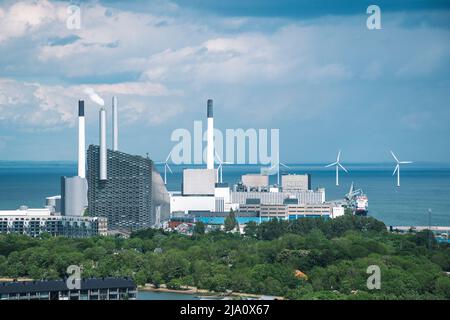 Veduta d'insieme di Amager Bakke, Slope o Copenhill, impianto di incenerimento, impianto di produzione di calore ed energia e turbine eoliche offshore, Copenaghen Foto Stock