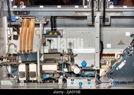 Un frammento dell'unità di controllo della parte di taglio di una macchina per la lavorazione del legno con un sistema per la rimozione di polvere e trucioli. Foto Stock