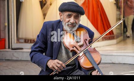 Izmir, Turchia. 24th maggio 2022. Un violinista vecchio e senza tetto suona il suo violino per strada e chiede elemosine a Konak, Izmir, Turchia il 24 maggio 2022 (Foto di ?dil Toffolo/Pacific Press) credito: Pacific Press Media Production Corp./Alamy Live News Foto Stock