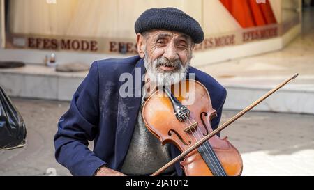 Izmir, Turchia. 24th maggio 2022. Un violinista vecchio e senza tetto suona il suo violino per strada e chiede elemosine a Konak, Izmir, Turchia il 24 maggio 2022 (Foto di ?dil Toffolo/Pacific Press) credito: Pacific Press Media Production Corp./Alamy Live News Foto Stock