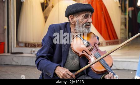 Izmir, Turchia. 24th maggio 2022. Un violinista vecchio e senza tetto suona il suo violino per strada e chiede elemosine a Konak, Izmir, Turchia il 24 maggio 2022 (Foto di ?dil Toffolo/Pacific Press) credito: Pacific Press Media Production Corp./Alamy Live News Foto Stock