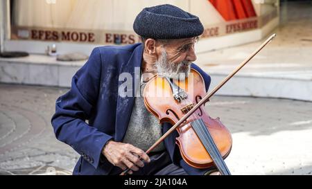 Izmir, Turchia. 24th maggio 2022. Un violinista vecchio e senza tetto suona il suo violino per strada e chiede elemosine a Konak, Izmir, Turchia il 24 maggio 2022 (Foto di ?dil Toffolo/Pacific Press) credito: Pacific Press Media Production Corp./Alamy Live News Foto Stock