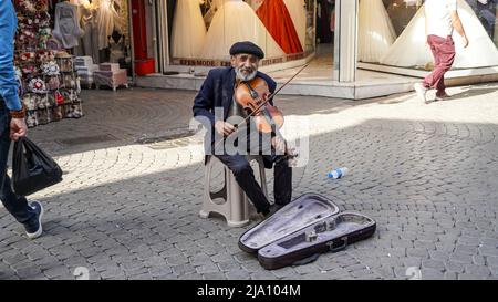 Izmir, Turchia. 24th maggio 2022. Un violinista vecchio e senza tetto suona il suo violino per strada e chiede elemosine a Konak, Izmir, Turchia il 24 maggio 2022 (Foto di ?dil Toffolo/Pacific Press) credito: Pacific Press Media Production Corp./Alamy Live News Foto Stock