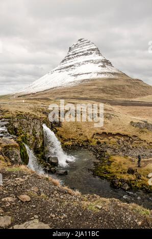 Cascata di Kirkjufellfoss vicino a Grundarfjörður in Islanda con l'iconico Kirkjufell (montagna della Chiesa) sullo sfondo Foto Stock