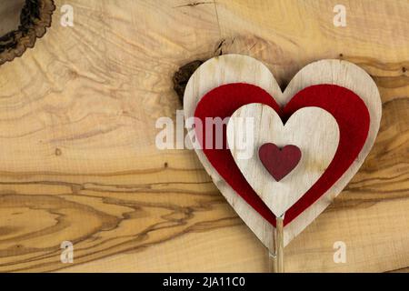 Concetto di San Valentino, cuori di legno sul tavolo Foto Stock