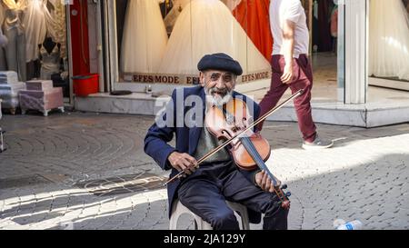 Izmir, Turchia, Turchia. 24th maggio 2022. Un violinista vecchio e senza tetto suona il suo violino per strada e chiede elemosine a Konak, Izmir, Turchia il 24 maggio 2022 (Credit Image: © DIL Toffolo/Pacific Press via ZUMA Press Wire) Foto Stock