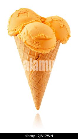 Cono gelato arancione isolato su sfondo bianco con percorso di taglio. Foto Stock