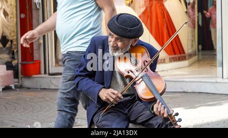 Izmir, Turchia, Turchia. 24th maggio 2022. Un violinista vecchio e senza tetto suona il suo violino per strada e chiede elemosine a Konak, Izmir, Turchia il 24 maggio 2022 (Credit Image: © DIL Toffolo/Pacific Press via ZUMA Press Wire) Foto Stock