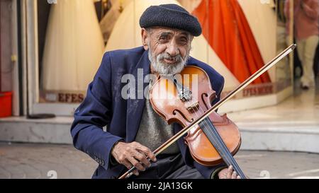 Izmir, Turchia, Turchia. 24th maggio 2022. Un violinista vecchio e senza tetto suona il suo violino per strada e chiede elemosine a Konak, Izmir, Turchia il 24 maggio 2022 (Credit Image: © DIL Toffolo/Pacific Press via ZUMA Press Wire) Foto Stock