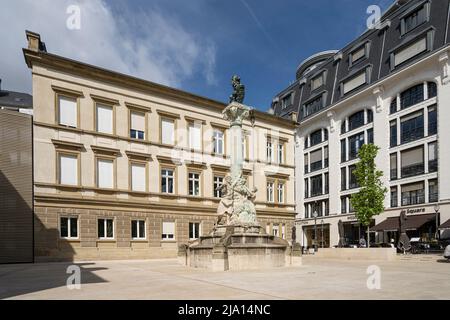 Lussemburgo, maggio 2022. Vista sul monumento di Dicks e Leintz in piazza Jan Palach nel centro della città Foto Stock