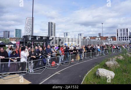 I fan dell'ABBA Arena, del Queen Elizabeth Olympic Park, a est di Londra, prima del lancio del concerto digitale Abba Voyage. Data immagine: Giovedì 26 maggio 2022. Foto Stock