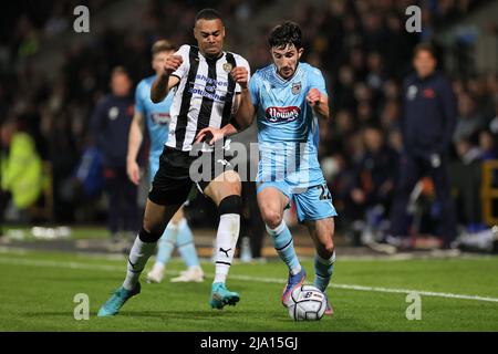 NOTTINGHAM, INGHILTERRA. MAGGIO 23RD 2022. Danny Amos di Grimsby Town ed Eliseo Sam di Notts County combattono per il possesso durante il Vanarama National Leagu Foto Stock