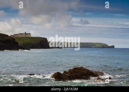 Cornish Coast: Una vista da Church Cove verso Poldhu sulla penisola di Lizard Foto Stock