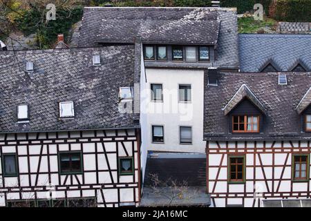 Edifici bianchi con tetti scoscesi nel villaggio di Bacharach, Germania. Foto Stock