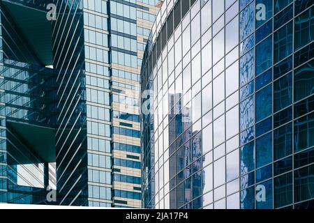 Frammento di un complesso di alti edifici per uffici. Foto di alta qualità Foto Stock