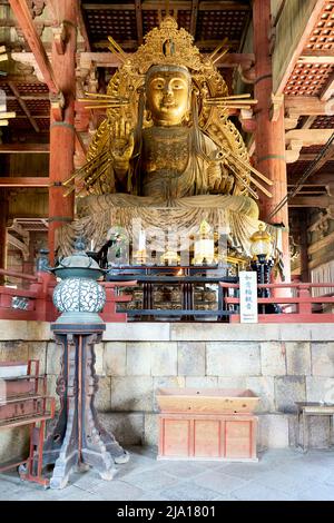 Giappone. Nara. Tempio Todai-ji. Statua di Nyoirin Kannon Foto Stock