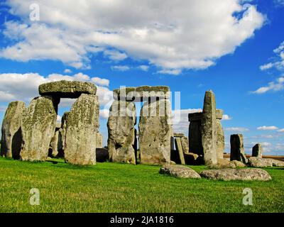 I grandi sarsens di Stonehenge, in una chiara giornata di sole sulla prateria della pianura di Salisbury Foto Stock