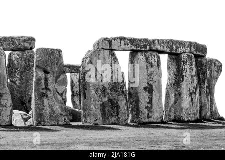 Parte del cerchio sarsen esterno di Stonehenges in bianco e nero, sulle pianure di Salisbury, Inghilterra meridionale Foto Stock