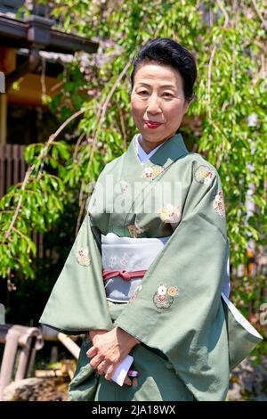 Giappone. Kyoto. Donna anziana che indossa il kimono tradizionale Foto Stock