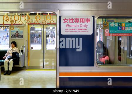 Giappone. Kyoto. Carrello per treno solo per donne Foto Stock