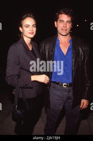 **FOTO DEL FILE** Ray Liotta è passato. Michelle Johnson e Ray Liotta Circa 1991 .Credit: Ralph Dominguez/MediaPunch Foto Stock