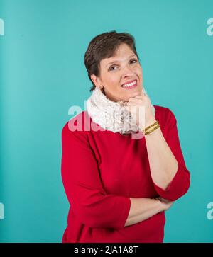 Felice fine 40s donna con gli orecchi di albero di natale e una camicia rossa in studio Foto Stock