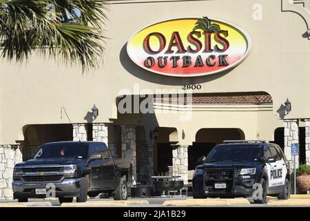 Uvalde, Texas, Stati Uniti. 26th maggio 2022. La polizia e altri al di fuori del superstore Oasis Outback all'aperto dove il cannoniere che ha ucciso 19 bambini e due adulti ha comprato le sue armi e munizioni su Main Street a Uvalde, Texas. (Credit Image: © Bob Daemmrich/ZUMA Press Wire) Foto Stock