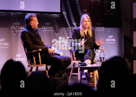 Hay Festival, Hay on Wye, Galles, Regno Unito – Giovedì 26th Maggio 2022 – Chris Packham naturalista e presentatore televisivo parla con la sua sorella stilista di moda Jenny Packham del suo nuovo libro How to Make a Dress il giorno di apertura di questo anno Hay Festival. Foto Steven Maggio / Alamy Live News Foto Stock