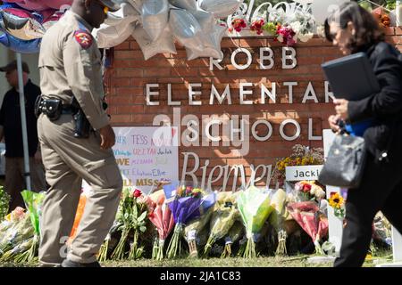 Uvalde, Texas USA, 26th maggio, 2022. Attraversa con il nome di ogni linea di vittima il marciapiede di fronte alla scuola elementare Robb a Uvalde, mentre la gente continua a portare i fiori sulla scena del martedì di ripresa di massa. Un gunman entrò a scuola e uccise 19 bambini e due insegnanti. Credit: Bob Daemmrich/Alamy Live News Foto Stock