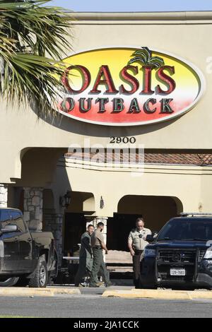 Uvalde Texas USA, 26th maggio, 2022. La polizia e altri al di fuori del superstore Oasis Outback all'aperto dove il cannoniere che ha ucciso 19 bambini e due adulti ha comprato le sue armi e munizioni su Main Street a Uvalde, Texas. Credit: Bob Daemmrich/Alamy Live News Foto Stock