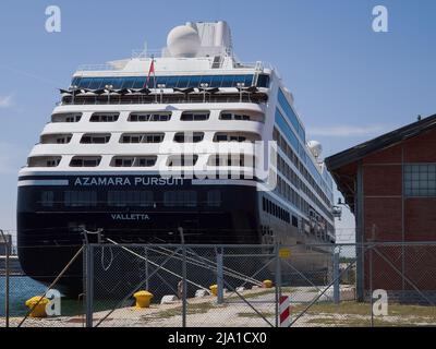 Salonicco, Grecia, grande nave da crociera ormeggiata sul Mediterraneo. Giorno soleggiata vista di 180 metri Azamara Pursuit lungo il porto della città al Golfo Thermaikos. Foto Stock