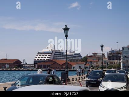 Salonicco, Grecia, grande nave da crociera ormeggiata sul Mediterraneo. Giorno soleggiata vista di 180 metri Azamara Pursuit lungo il porto della città al Golfo Thermaikos. Foto Stock