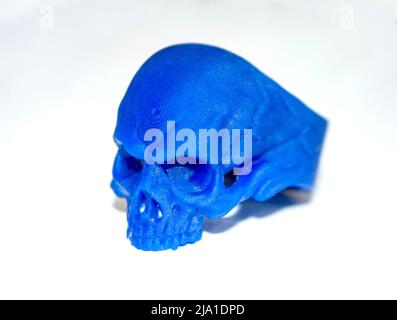 Modello prototipo cranio umano stampato su 3D stampante isolata su sfondo bianco. Fotopolimero oggetto stampato su stampante stereolitografica 3D. Tecnologia di fotopolimerizzazione liquida a luce UV. Foto Stock