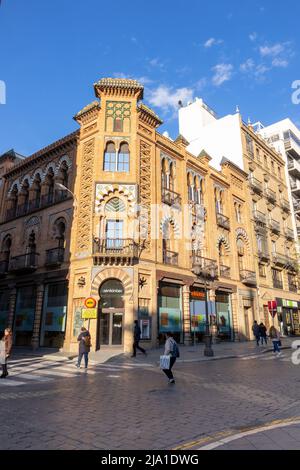 Il Bankinter edificio facciata Siviglia, Uno stile Neo-Mudéjar di architettura moresca Revival su Calle Martin Ville, Siviglia Spagna Foto Stock