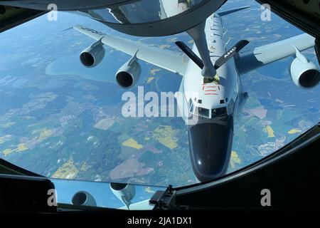 Pardubice, Repubblica Ceca. 9th maggio 2022. La Nebraska Air National Guard 155th Air Refilling Wing ha dispiegato una KC-135 Stratotanker alla base aerea di Pardubice, in Czechia, maggio 2022, a sostegno delle missioni in corso nel mondo reale. Il KC-135 Stratotanker fornisce capacità di rifornimento aereo critiche alle forze della coalizione degli Stati Uniti e della NATO, che stanno operando come parte della missione di polizia aerea rafforzata della NATO. Credit: U.S. National Guard/ZUMA Press Wire Service/ZUMAPRESS.com/Alamy Live News Foto Stock