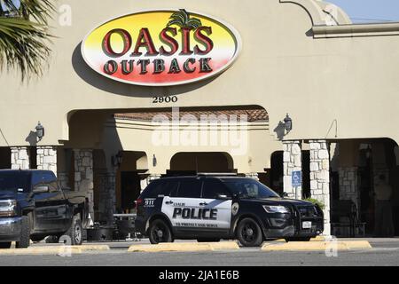 Uvalde, Texas, Stati Uniti. 26th maggio 2022. Una macchina della polizia è parcheggiata fuori dal negozio di armi del Texas su Main Street dove il cannoniere ha comprato le armi che ha usato nel massacro elementare della scuola di martedì. Ramos, 18 anni, entrò nella scuola elementare di Robb e uccise 19 bambini e due adulti. (Credit Image: © Bob Daemmrich/ZUMA Press Wire) Foto Stock