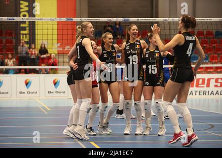 I giocatori del Belgio festeggiano dopo aver vinto un'amichevole partita di pallavolo tra la nazionale belga delle donne, le Tigri gialle, e i Paesi Bassi, Thur Foto Stock